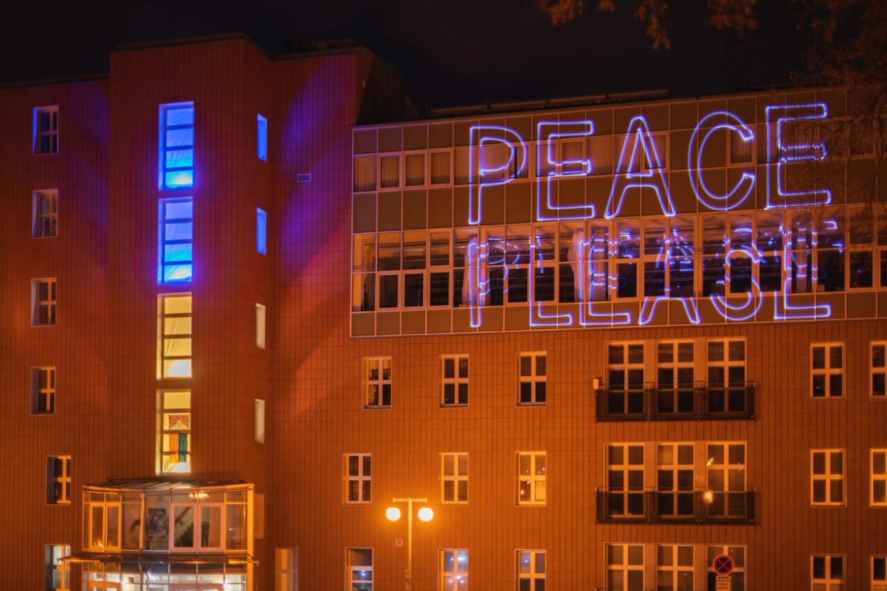 FUD UJEP. Stand with Ukraine. Videomapping: Karim Tarakji. Foto Jiří Dvořák