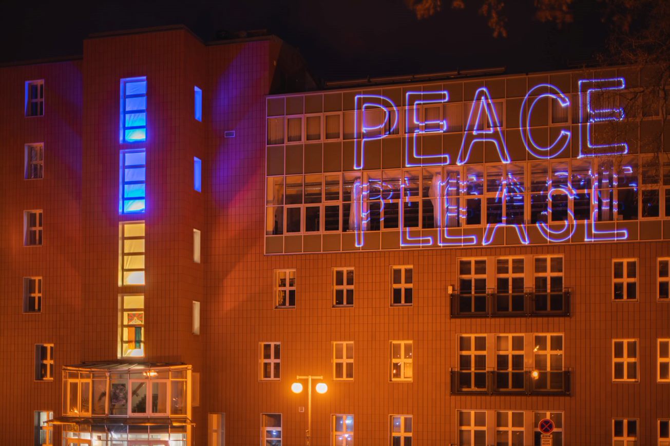 FUD UJEP. Stand with Ukraine. Videomapping: Karim Tarakji. Foto Jiří Dvořák